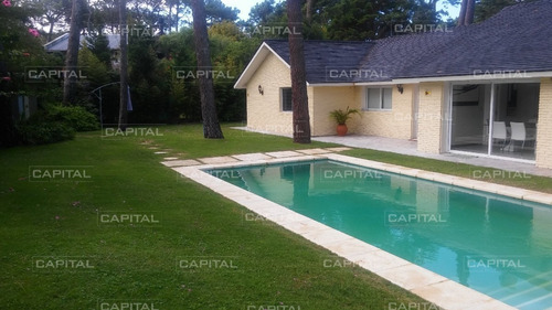 Casa En Playa Mansa En Venta Punta Del Este, Reciclada- Ref: 26557