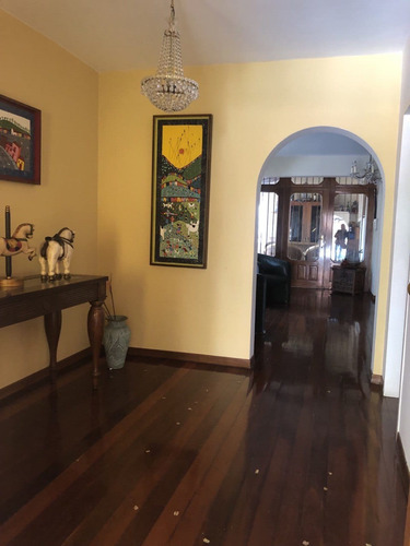 Venta De Casa En Urb Prados Del Este, Mcpio Baruta, Caracas. Mr