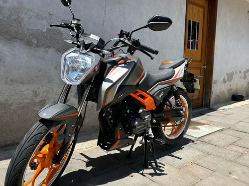 210 Cc, Color Gris Con Naranja