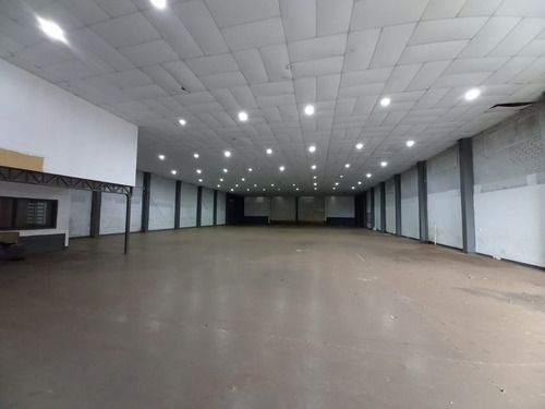 Alquilo Amplio Depósito Con Local Comercial En Pleno Centro De Encarnación