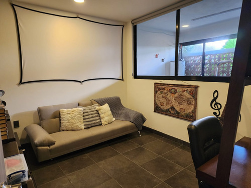 Casa En Venta Con Espacios Amplios (trato Directo)