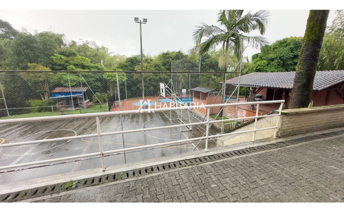Casa De 4 Habitaciones En Conjunto La Italia, Pereira