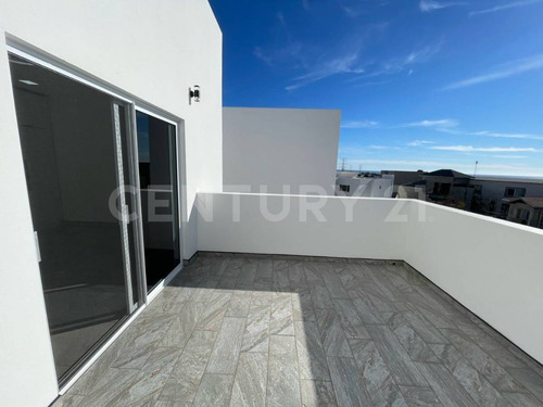 Casa En Venta En Fraccionamiento Rosamar, Rosarito Baja California.