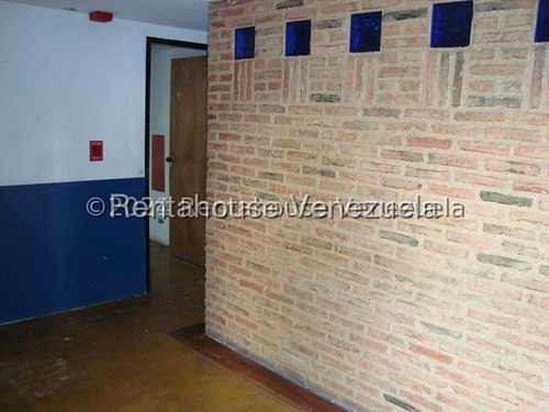 Alquiler De Cómodo Galpón Con Oficinas En Chacao #26-334