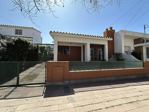 Barrio Juniors - Se Vende Casa De 2 Dorm - Patio Con Asador - Disponibilidad Inmediata