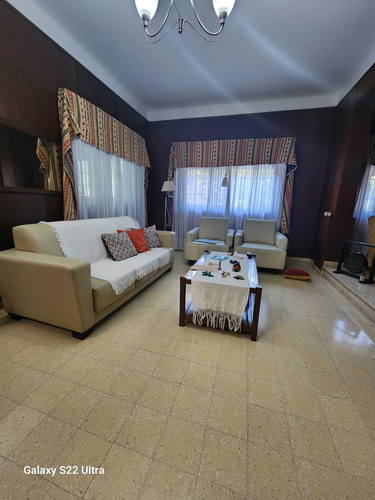 Casa En Calle Illia, A Metros De Plaza Senz Peña