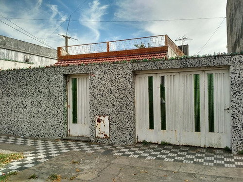 Imagen 1 de 14 de Venta De Casa De 3 Amb Con Cochera Pasante Y Amplio Lote.