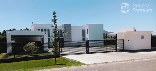 Moderna Casa De 2 Pisos En Calera De Tango. ¡amoblada!