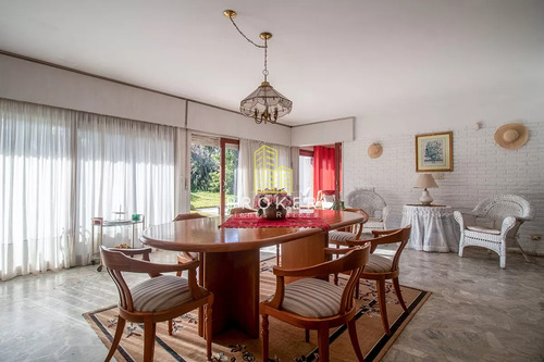 Venta De Casa 4 Dormitorio Con Piscina Climatizada Playa Mansa. . Punta Del Este, Uruguay.