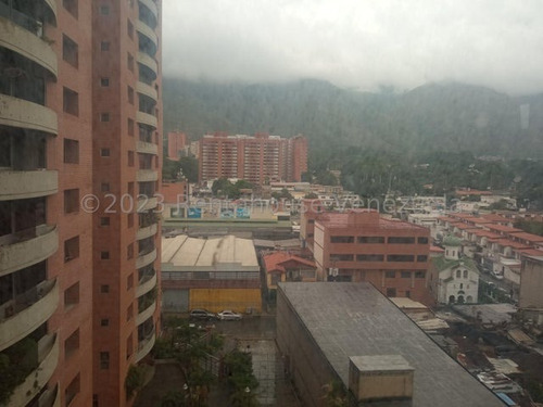 Oficina En Alquiler En Los Dos Caminos Mls #24-5776