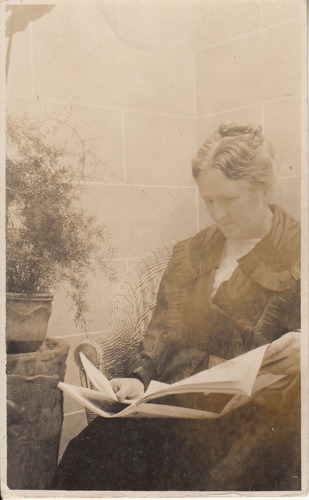 1920 Fotografia Postal Con Dama Leyendo Revista Atlantida 