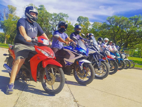 Imagen 4 de 9 de Clases Manejo Moto Alquiler 110 A 400cc Alquiler Examen