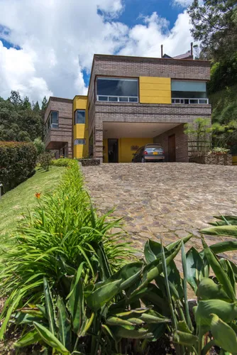 Casa En Venta En Loma Del Escobero. Cod V1148