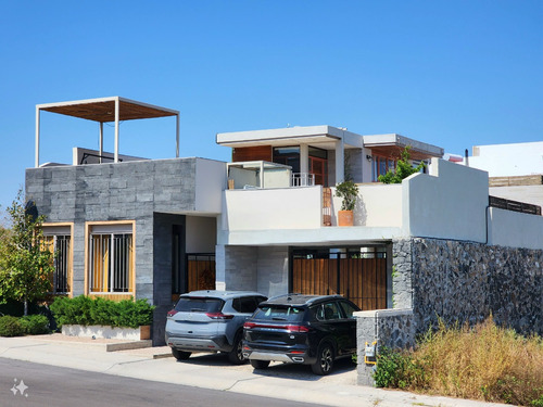 Casa Con Recámara En Primer Nivel, Jardín Central Y Roof Garden, Zibatá, Qro. Am