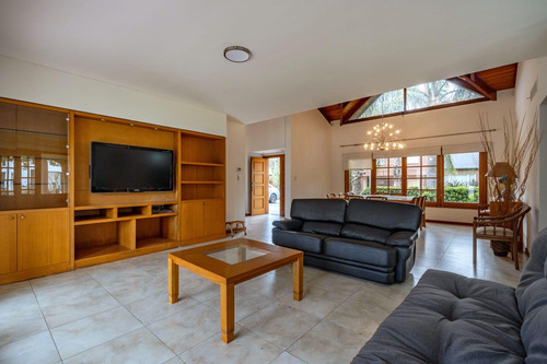 Venta/permuta Casa De 4 Dormitorios Con Amenities. San Marino, Funes Hills.