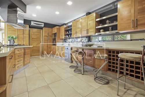 Casa En Arriendo De 6 Dorm. En Las Condes