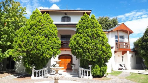 Imagen 2 de 30 de Casa De Categoria En Venta Sobre Dos Lotes Con Amplia Vista Al Rio En Santa Catalina!