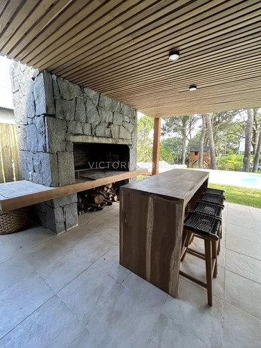 Venta Casa 5 Dormitorios En Pinar Del Faro José Ignacio Distribuida En Tres Plantas (pfh13)