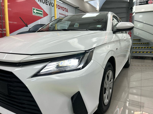 Toyota Yaris 4p Sedán Base L4/1.5 Aut