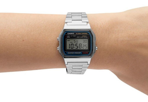 Reloj pulsera Casio Vintage A-158 de cuerpo color plateado, digital, fondo gris, con correa de acero inoxidable color plateado, dial negro, minutero/segundero negro, bisel color plateado, luz verde y hebilla de gancho