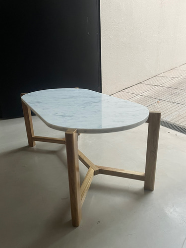 Mesa Ratona Ovalada / Carrara + Petiribi Blanco
