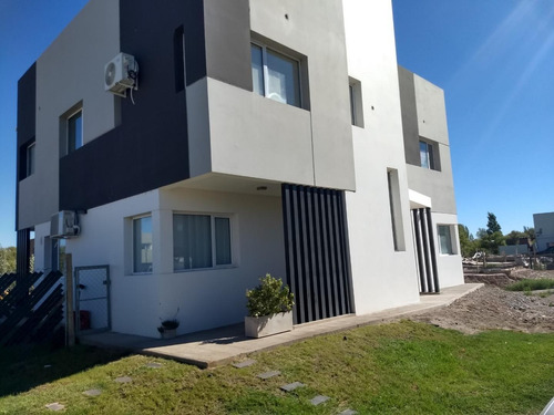 Imagen 1 de 15 de Se Vende Casa En B La Castellan 2 Dor