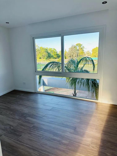 Casa En Venta - 4 Dormitorios 4 Baños - 800mts2 - Canning