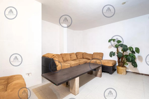 Espectacular Casa De Seis Dormitorios Y Servicio En Venta En Lugano