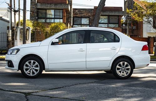 Volkswagen Gol Sedan Confort - Motorland Permuto / Financio