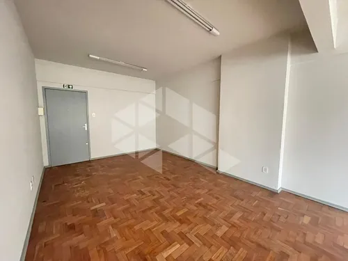 Vende-se Excelente Sala Comercial, Ampla, Com 47m², Banheiro, Piso Parquet Com Sinteko, Ensolarada.