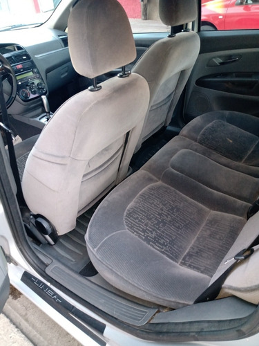 Imagen 6 de 9 de Fiat Linea 1.9 Essence Dualogic 2010