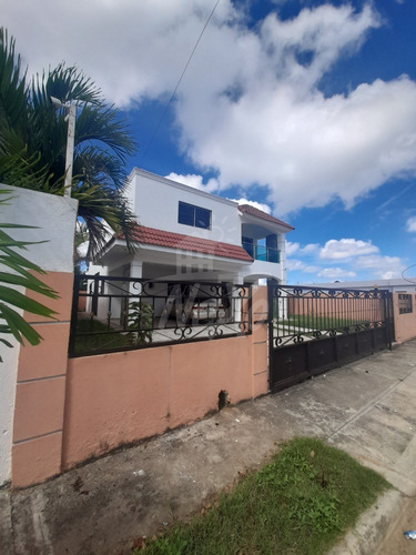 Imagen 2 de 15 de Casa De Dos Niveles En Proyecto Cerrado, Con Un Patio Trasero Grande Y Espacio Frontal Para Jardinería (jpc-215)