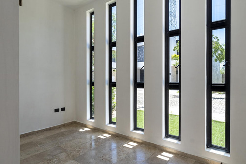 Venta De Casa Residencial En Temozón, Mérida