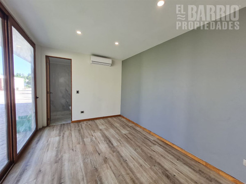 Casa En Venta De 6 Dorm. En Chicureo Poniente Colina