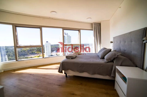 Alquiler Apartamento Trump Tower 2 Dormitorios, Vista Al Mar, Playa Brava.
