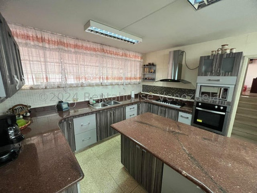 Estupendo Apartamento 24-24654 Ubicado En Una Bella Casa De 3 Pisos, Con Amplia Distribución En Las Palmas