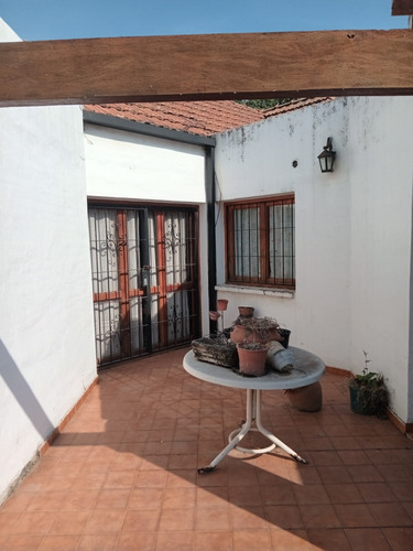 Casa De 4 Dormitorios Patio Y Cochera. Apta Crédito