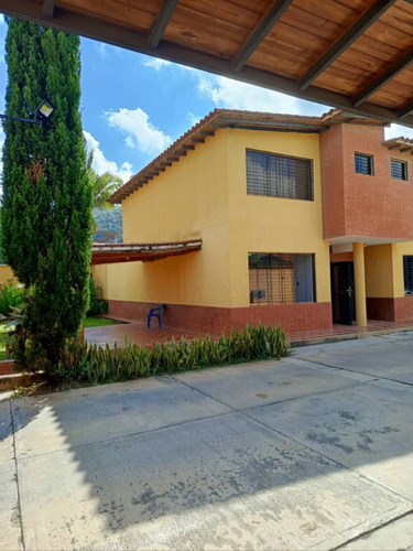 Townhouse En El Manantial, Res. Villas Tinajero Naguanagua. Vende Crismelia Castillo.