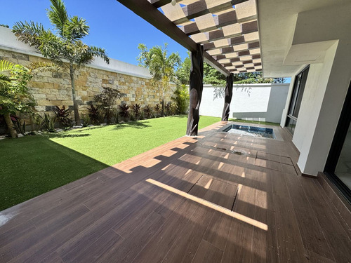 Casa En Renta En Merida, Temozon Norte Y Con Diseño Moderno. ¡3 Pisos!