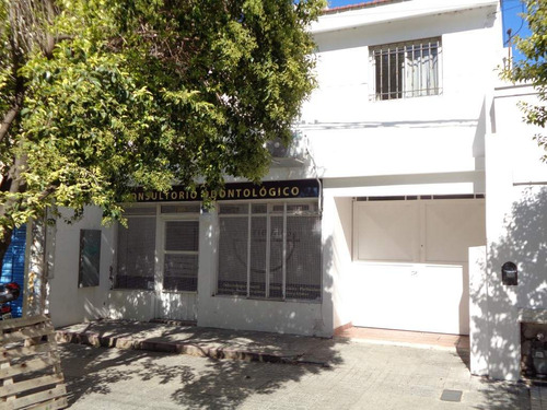 Barrio Alta Córdoba - Casa De 2 Dormitorios, Amplia Y Luminosa Con Cochera Cubierta, Cocina Comedor, 2 Baños Y Patio Con Césped