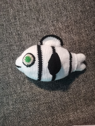 Amigurimi Pez Blanco Con Negro Tejido A Crochet