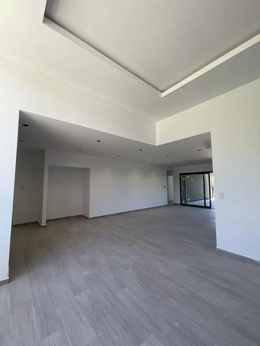 Casa En Venta - 3 Dormitorios 4 Baños - 508mts2 - Benavidez