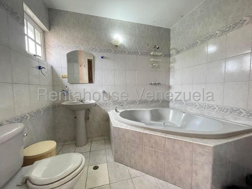 Town House En Venta En Urb. Privada Maracay 25-16988 Holder