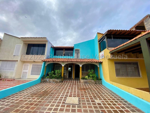 Raiza Suarez Vende Espaciosa Casa En El Este De Barquisimeto, -2 4 1 3 1 6 9-  Comoda, Amplia Y Bonita, Ofrece Todo Lo Que Necesitas Para Disfrutar En Familia, Ubicada En Zona De Fácil Acceso En  Bqto