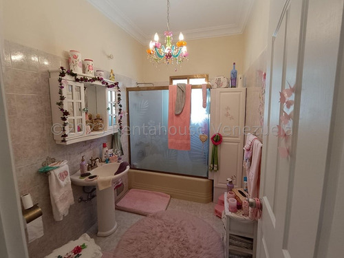 San Bernardino !! Amplia Y Hermosa Casa Totalmente Remodelada, Dividida En 3 Ambientes Independientes, 434 M2 Terreno, 555 M2 Const., 9 Hab., 8 Baños, 7 Pe, 3 Cocinas. Calle Cerrada Vigilancia 24/7 !!