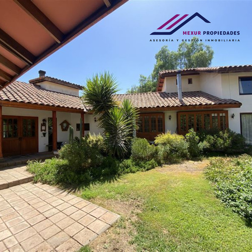 Casa En Venta De 8 Dorm. En Colina