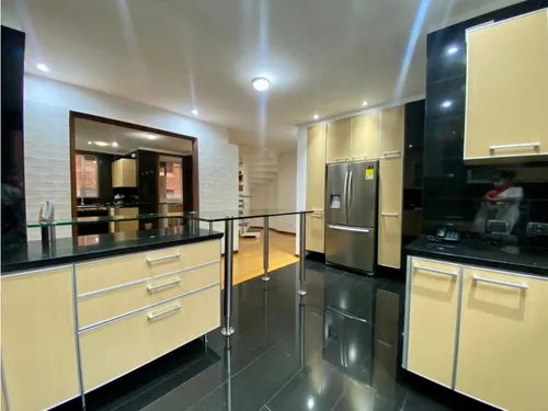 Chico Reservado, Apto Duplex Con Excelentes Acabados