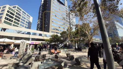 Oficina Con Excelente Ubicación Frente A Costanera Center