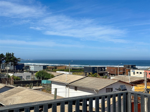 Casa A Pasos De La Playa En Pichilemu, 6 Dormitorios