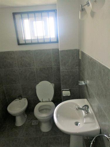 Se Vende Oficina En Ciudad Vieja, Excelente Estado.